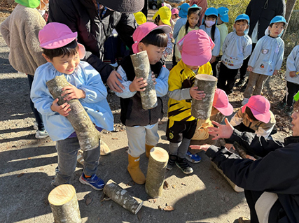 木に触れる園児たち