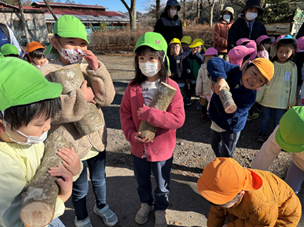 木に触れる園児たち