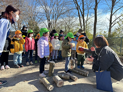 木に触れる園児たち